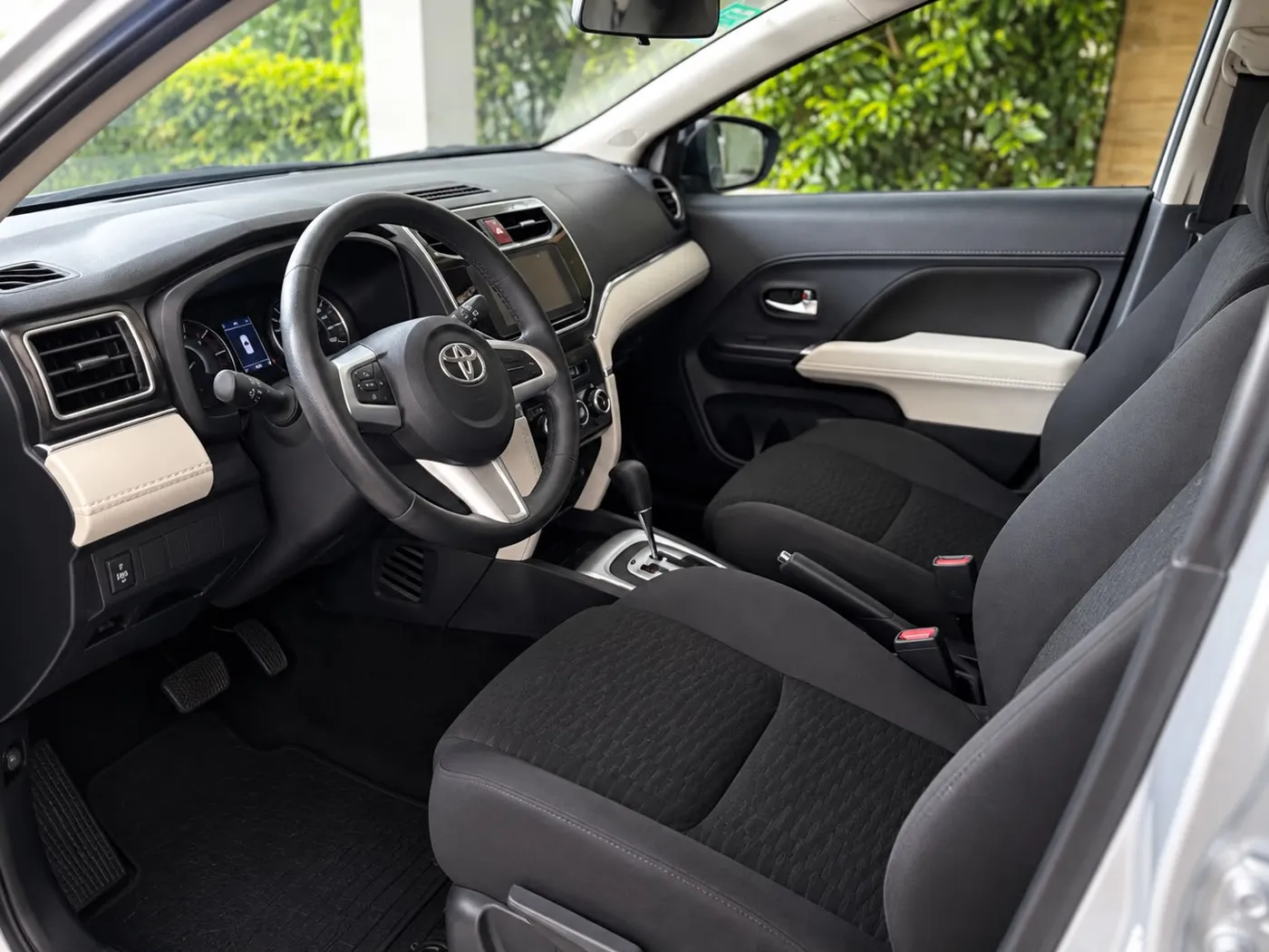 Interior del Toyota Rush de alquiler (imagen de referencia)